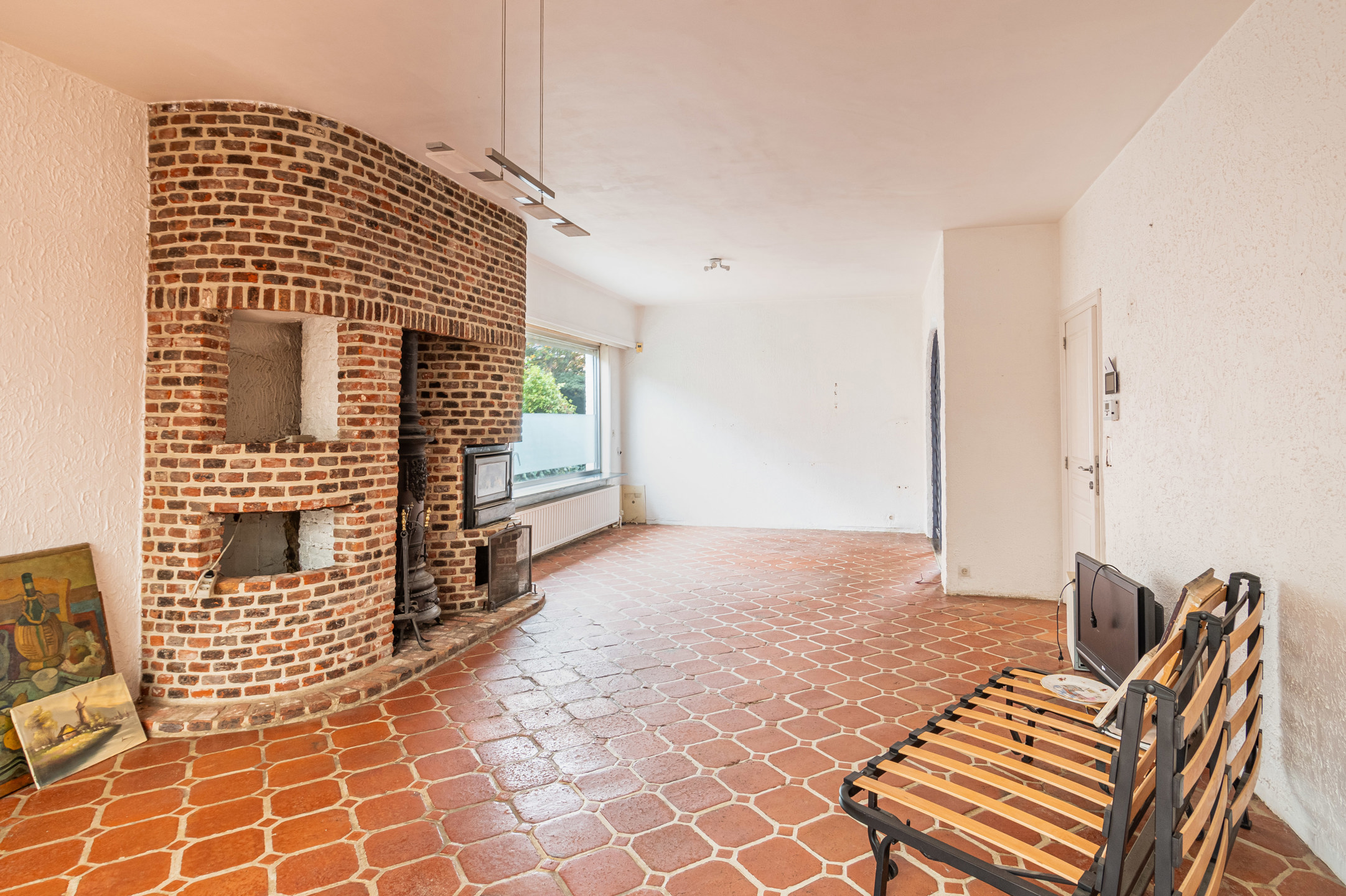 Unieke woning met ruim perceel, grote garage en potentieel - foto 3