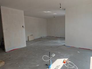 Residentie Les Moineaux is een nieuwbouwproject centraal gelegen tussen de Zeedijk en de winkelstraat van Koksijde-Bad. De moderne uitstraling van het gebouw komt volledig tot zijn recht in het straatbeeld. Alle appartementen zijn bijna energie neutraal en worden geothermisch verwarmd.<br /><br />Het appartement bevindt zich op het eerste verdiep en werd op plan ingedeeld als volgt:<br />Inkom, apart toilet, badkamer, 2 slaapkamers, leefruimte met open keuken en berging, 1 terras.<br /><br />Verplicht aan te kopen staanplaats en kelderberging, niet in de prijs inbegrepen.<br /><br />Oppervlakte appartement: 89 m²<br />Oppervlakte terras: 6 m²