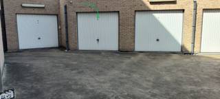 Ruime garagebox (23m2) te koop - centrum Oostende (Jules Peurquaetstraat)<br />Op zoek naar een ruime en vlot toegankelijke garagebox in het centrum van Oostende? Deze garage van 23m2 is ideaal voor eigen gebruik of als investering, op wandelafstand van de dijk.<br />De garage bevindt zich op het gelijkvloers en is bereikbaar via een autolift. Dankzij de royale oppervlakte is er voldoende plaats voor de wagen en extra opslag.<br />Indeling en kenmerken <br />- oppervlakte: 23m2<br />- gelijkvloers gelegen<br />- toegang via autolift<br />- elektriciteit aanwezig<br />- geschikt voor wagen en opslag<br />Troeven<br />- centrale ligging nabij zee en winkels<br />- zeldzaam grote garagebox in deze buurt<br />- interessante investering (verhuurmogelijkheid)<br />- goede bereikbaarheid<br />Vrij bij akte<br />Interesse? Neem contact op voor meer info.<br /><br />