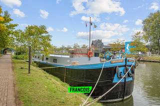 Deze woonboot uit 1941 werd met de grootste zorg omgevormd tot een volwaardige woning en verkeert vandaag in perfecte staat.Binnenin vind je een...