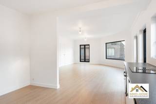 Dit volledig gerenoveerde appartement vinden we terug op de eerste verdieping van het gebouw, en bereik je via de traphal. Zo kom je tot in een...