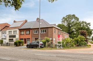 Unieke vastgoedopporunititeit in Zonhoven! <br /><br />Op de Houthalenseweg 62, 62A en 62B vindt u dit opmerkelijke geheel, bestaande uit drie afzonderlijke woningen (twee gesloten bebouwingen en één halfopen bebouwing) die gezamenlijk als één dossier worden verkocht. Het complex dateert van 1949, heeft een totale bewoonbare oppervlakte van maar liefst 400 m² en is gelegen op een perceel van 6 are 57 ca.<br /><br />Deze woningen bieden tal van mogelijkheden voor diverse doelgroepen. Dankzij de indeling met in totaal 5 slaapkamers (twee units met elk 2 slaapkamers en één unit met 1 slaapkamer) is dit project perfect geschikt als zorgeloze investering, aangezien alle drie de woningen momenteel verhuurd zijn. Daarnaast leent het complex zich uitstekend als grote kangoeroewoning, of als een slimme combinatie waarbij u één deel zelf bewoont en de rest verhuurt.<br /><br />De ligging in Zonhoven is zonder meer een toplocatie te noemen. <br />U bevindt zich hier op een boogscheut van het bruisende Hasselt. Bovendien zijn alle belangrijke invalswegen en de snelweg vlot en snel bereikbaar, wat zorgt voor een uitstekende mobiliteit en een blijvende aantrekkingskracht voor zowel eigen bewoning als de verhuurmarkt.<br /><br />Grijp deze kans op een absolute topligging. <br /><br />Voor verdere informatie of om uw interesse te bespreken, neem zeker contact met ons op. Plan zo snel mogelijk een bezoek in en ontdek het potentieel!<br /><br />EPC: 341 kWh/m² / UC: 0003913037<br />EPC: 552 kWh/m²<br /><br />Dit pand is onderworpen aan de renovatieverplichting van de Vlaamse overheid voor residentiële gebouwen (behoudens bij sloop binnen 5 jaar na de aankoop). Consulteer voor meer informatie de website van het Vlaams Energie- en Klimaatagentschap via https://www.vlaanderen.be/een-woning-kopen/renovatieverplichting-voor-residentiele-gebouwen<br /><br />Bestuursmaatregelen in het maatregelenregister: nee