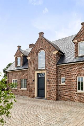 Te midden van de uitgestrekte velden, toch vlot bereikbaar dankzij de nabijheid van belangrijke invalswegen, bevindt zich deze karaktervolle villa...