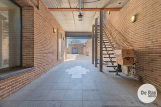 ERPE-MERE - Unieke eigendom met tal van mogelijkheden in het hart van Mere<br /><br />De woning bevindt zich op een toplocatie in het centrum van Mere, op amper 200 meter van het dorpsplein en vlak naast de basisschool Sint-Jozef. <br /><br />Op het gelijkvloers bevindt zich een voormalige kinderopvang met een oppervlakte van maar liefst 191m². De huidige indeling bestaat uit valse wanden, waardoor deze ruimte volledig naar eigen wens kan worden ingericht of opengetrokken. Perfect voor wie een praktijkruimte, atelier of extra woonruimte zoekt. <br /><br />Langs de zijkant van het gebouw is er een doorgang die toegang geeft tot een ruime binnenplaats, een garage en een loods van 170m². Achter de loods bevindt zich een grote tuin. <br />Boven de doorgang bevindt zich een ruim duplex appartement van 205m². Het appartement beschikt over een inkomhal met een apart toilet. In de leefruimte met eetplaats en open keuken geniet u van veel lichtinval en deze bieden toegang tot het terras. Het appartement beschikt daarnaast ook over een slaapkamer, badkamer met douche en toilet en een praktische wasplaats. Op de tweede verdieping bevinden zich nog drie volwaardige slaapkamers en een zolderruimte. <br /><br />De woning heeft tal van mogelijkheden, dankzij de combinatie van een grote polyvalente ruimte, een ruime loods, een grote tuin en een lichtrijk duplex appartement.<br /><br />Op zoek naar een ruime en instapklare woning met tuin in het hartje van Mere? Meer info en bezoek 053/60.65.60.