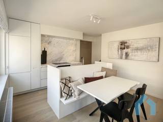 Bel appartement d'angle de 2 chambres à coucher à distance de marche de la plage. Cet appartement a été rénové avec goût, avec de nombreux placards intégrés, une cuisine moderne, du parquet, etc.<br /><br />Aménagement : entrée avec débarras (avec branchement pour machine à laver), toilettes séparées et vestiaire spacieux. Séjour orienté vers l'ouest et très lumineux, 2 chambres dont une grande chambre avec lit double et armoire encastrée, une 2ème chambre avec lit superposé pliable et fenêtre extérieure. Salle de douche spacieuse accessible séparément depuis le hall de nuit. Cuisine ouverte entièrement équipée avec îlot de cuisson (plan de travail en marbre de Carrare, réfrigérateur et plaques de cuisson).<br /><br />Rangement des vélos au rez-de-chaussée de l'immeuble.<br /> 