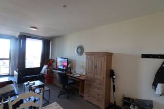 INDELINGWoonkamer met open keuken, afsluitbaar slaapgedeelte en toegang naar het terras.Keuken voorzien van volgende toestellen: oven, koelkast,...