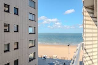 Vanop het terras kan u genieten van een prachtig zijdelings zeezicht. De keuken is uitgerust met kastruimte, frigo en kookvuur. De lichtrijke...