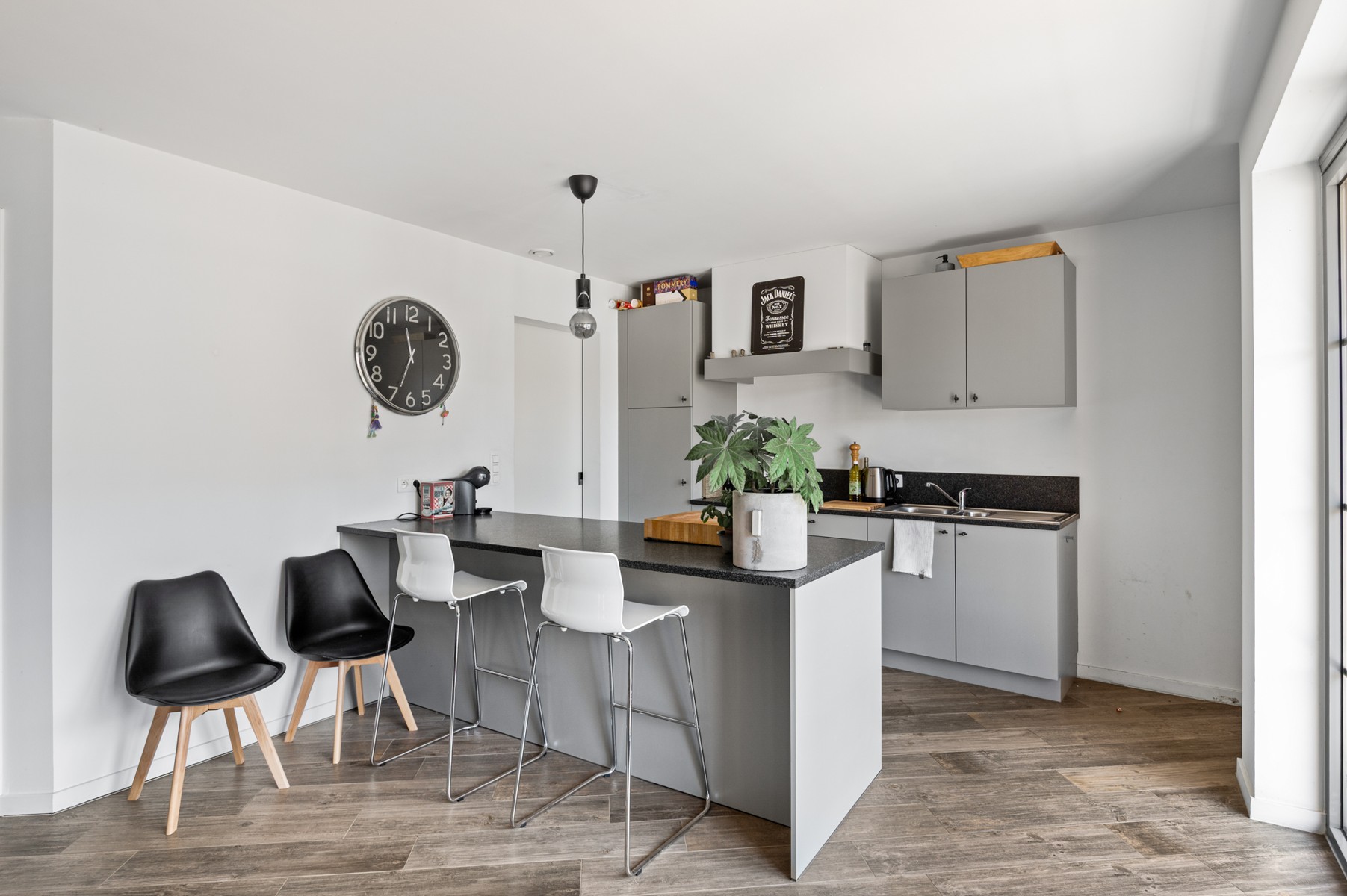 Gezellig en lichtrijk hoekappartement met 2 slaapkamers, 2 terrassen, autostaanplaats en kelder in hartje ’s-Gravenwezel - foto 5