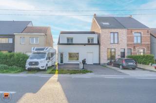 Wippelgem: een gezellige en rustige dorpskern, waar u op slechts enkele minuten rijden tal van winkels, sportfaciliteiten en scholen terugvindt in het centrum van Ertvelde. Vanuit deze locatie is alles perfect bereikbaar met de fiets of in enkele minuten met de wagen.<br /><br />Op deze uiterst centraal gelegen ligging stellen wij u graag deze gerenoveerde woning voor, afgewerkt met smaak en oog voor detail.<br /><br />Bij het binnenkomen betreedt u de inkomhal, die onmiddellijk toegang geeft tot de lichtrijke leefruimte met een op maat gemaakte bureauruimte. Vanuit het zitgedeelte bereikt u de open keuken met aansluitende berging en een afzonderlijk toilet.<br /><br />Op de bovenverdieping bevinden zich drie volwaardige slaapkamers, een badkamer met massagedouche en toegang tot de opbergzolder.<br /><br />Buiten kunt u volop genieten op het prachtige zonneterras met een vrij uitzicht achteraan.<br /><br />Volledig instapklaar!<br /><br />Deze woning beschikt over tal van troeven: een energiezuinig EPC A (dankzij warmtepomp en airco’s, geluidsreducerend glas en thuisbatterij/zonnepanelen), volledig asbestveilig, twee privatieve parkeerplaatsen, een gunstig en open uitzicht achteraan, op maat gemaakte kasten en nog zoveel meer.<br /><br />**De gepubliceerde prijs is een richtprijs. Dit betekent dat u vrij bent om een bod uit te brengen. De verkoper behoudt zich het recht voor om al dan niet op een bod in te gaan. De uiteindelijke verkoop kan pas tot stand komen na aanvaarding van een bod en ondertekening van de compromis.<br /><br />Benieuwd naar meer? Schrijf u gerust in voor het bezoekmoment waarbij u een eerste impressie kan krijgen van de woning. Voor vragen, contacteer gerust via 0472/98.16.29 of immovercruysse.verkoop@gmail.com