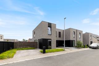 In een rustige, residentiële woonwijk in Rollegem vind je deze instapklare halfopen woning uit 2020. Dankzij een EPC-label, zonnepanelen, een lucht-luchtwarmtepomp en een ventilatiesysteem combineert deze woning hedendaags comfort met een bijzonder lage energiefactuur.<br /><br />Op het gelijkvloers word je verwelkomd door een lichtrijke leefruimte met aansluitende eetplaats en een volledig uitgeruste keuken. Grote raampartijen zorgen voor een vlotte overgang naar de zuidoostgerichte tuin. Een praktische berging en een inpandige garage vervolledigen dit niveau.<br /><br />Op de verdieping bevinden zich drie volwaardige slaapkamers en een badkamer met zowel ligbad als inloopdouche. Een tweede toilet zorgt voor extra gebruiksgemak.<br /><br />Met 140 m² bewoonbare oppervlakte op een perceel van 321 m² is dit een moderne, energiezuinige gezinswoning waar je enkel je koffers hoeft uit te pakken. Gelegen in een aangename woonwijk, vlot bereikbaar: Kortrijk op 6 km, de op- en afrit van de A17 om de hoek, en scholen, winkels en openbaar vervoer op wandelafstand.<br /><br />Interesse? Contacteer Belistate voor een bezichtiging.