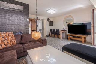 Voor meer info en foto’s, surf naar www.swevers.be – Dit appartement bevindt zich op de 2de verdieping van een gebouw uit 1990, gelegen aan de Hasseltsesteenweg 72 bus 4 in Beringen. Met een bewoonbare oppervlakte van 61 m² biedt het een compacte en functionele indeling, ideaal voor wie een starterswoning of investering zoekt. Het lopende huurcontract is opgezegd en loopt af in oktober. De inkomhal geeft toegang tot alle ruimtes. Aan de linkerzijde bevindt zich de leefruimte van 15 m² met aansluitend een terras van 5 m², wat zorgt voor een aangename buitenruimte. De naastgelegen keuken van 3,75 m² wordt aangevuld met een praktische berging. Aan de voorzijde van het gebouw beschikt het appartement ook over een privé parkeerplaats. Centraal in het appartement bevinden zich een apart toilet en de badkamer. Aan de rechterzijde liggen twee slaapkamers van respectievelijk 6,10 m² en 4,62 m², geschikt als slaap-, werk- of hobbyruimte. Het appartement is op te frissen, wat de mogelijkheid biedt om het volledig naar eigen smaak in te richten. De ligging is een extra troef: openbaar vervoer op 150 meter, winkels en horeca op 500 meter, scholen binnen 1 km en vlotte verbinding naar de snelweg op 4 km. Voor meer informatie, bel 011 255 155. Bron bewoonbare oppervlakte: EPC – verslag.