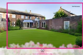 Op een zeer zichtbare locatie in het centrum van Kinrooi vind je deze ruime gezinswoning met polyvalente handelsruimte. De combinatie van wonen én werken maakt dit pand bijzonder interessant voor ondernemers, zelfstandigen of gezinnen met ambities.<br /><br />Belangrijkste kenmerken:<br />- Perceeloppervlakte : 873 m²<br />- Bewoonbare oppervlakte: ca. 328 m²<br />- Bouwjaar: 1975, renovatie in 1998<br />- EPC: label C (250 kWh/m²·jaar)<br />- Zonnepanelen: aanwezig<br /><br />Indeling woongedeelte:<br />- Inkomhal met trappenhal en gastentoilet<br />- Ruime woonkamer<br />- Functionele keuken<br />- Wasplaats<br />- Veranda voor extra licht & sfeer<br />- CV-ruimte<br />- Inpandige garage<br />- Unieke troef: binnenzwembad op gelijkvloers — een echt pluspunt en ideaal voor ontspanning of renovatie op maat<br /><br />Slaap- & badkamerindeling (1e verdieping):<br />- 4 slaapkamers<br />- 2 slaapkamers delen een extra douchecel — ideaal voor gezinnen, logees of zelfstandige bewoning<br />- 1 badkamer<br /><br />Handelsgedeelte (ca. 80 m², waarvan momenteel 46 m² toegankelijk voor publiek):<br />- Momenteel in gebruik als apotheek<br />- Winkelruimte<br />- Bereidingsruimte<br />- Bureau<br />- Praktische indeling: eenvoudig aanpasbaar naar andere functies zoals kantoor, praktijkruimte, boetiek …<br /><br />Locatie:<br />- Exceptionele zichtbaarheid dankzij centrale ligging<br />- Goed bereikbaar<br /><br />De combinatie van wonen en werken maakt dit pand zeer aantrekkelijk voor wie flexibiliteit wil. Met een aantal opfrissingswerken creëer je van deze plek een moderne, functionele en karaktervolle werk- en woonomgeving!<br />Waarom deze investering loont:<br />- Mix van woon- en handelsruimte vergroot je gebruiksmogelijkheden + rendement<br />- Binnenzwembad biedt extra troef én belevingswaarde<br />- Zonnepanelen zorgen voor energie-efficiëntie en meerwaarde<br /><br />Contact:<br />Ben je benieuwd wat de mogelijkheden zijn? Neem contact met ons op voor meer info of een bezichtiging – we leiden je graag rond en bekijken samen de opties voor wonen én ondernemen.