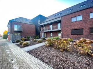 <strong>Mooi appartement met twee slaapkamers inclusief parking en kelder gelegen in Tienen. </strong><br /><br /><span><strong>Indeling appartement:</strong></span> inkomhal, apart toilet, berging met aansluiting voor een wasmachine en droogkast, ruime, lichtrijke woonkamer met open keuken, terras, twee slaapkamers en een badkamer met dubbele lavabo en douche. <br /><br />Naast het appartement is er nog een <strong>ondergrondse parking</strong> en een ruime <strong>kelderberging</strong>.<br /><br />De huurprijs van het appartement is 950 euro + 50 euro provisie voor de gemeenschappelijke kosten. <br />Het verbruik is individueel. Beschikbaar vanaf 1 december 2026.