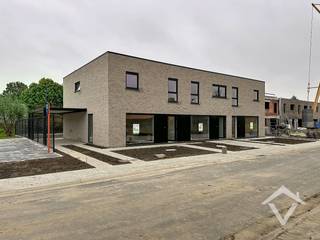 Deze nieuwbouwwoning bestaat uit: inkomhal - toilet - living - keuken - berging - wasplaats - terras - tuin - tuinhuis - carport - 2 autostaanplaatsen - nachthal - 3 slaapkamers - badkamer - toilet op de bovenverdieping. <br /><br />EPC: woning in aanbouw. Vrij 1/12/2026. Huurprijs 925 €/mnd.
