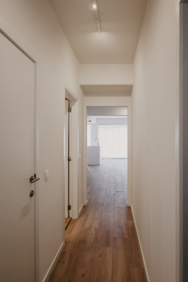 Prachtig gelijkvloers appartement met 3 slaapkamers en terras, midden in het centrum! - foto 3