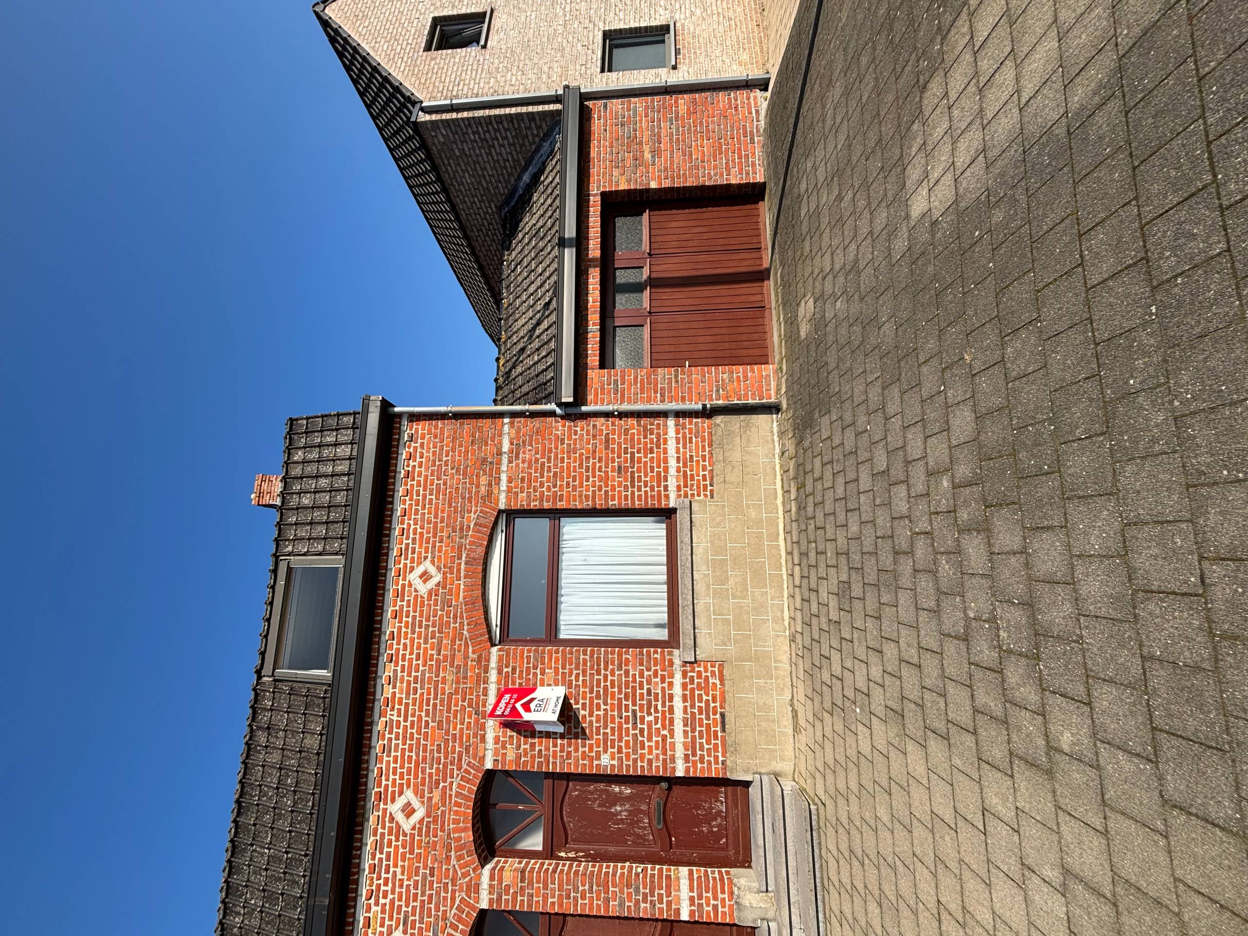 Ruime woning met garage en 3 slaapkamers te koop. - foto 1