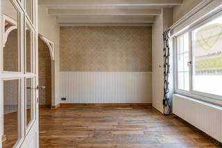 Deze charmante en instapklare woning is gelegen in de Raverschootstraat te Eeklo en biedt een aangename woonomgeving met alle comfort.<br /><br />Dankzij de centrale ligging bevinden winkels en voorzieningen zich op wandelafstand, wat zorgt voor een vlotte en praktische levensstijl.<br /><br /><strong>Ligging</strong><br /><br />De woning geniet van een centrale ligging in Eeklo, vlakbij winkels, openbaar vervoer en andere dagelijkse voorzieningen. Ideaal voor wie comfortabel en bereikbaar wil wonen.<br /><br /><strong>Indeling van de woning</strong><br /><br />Bij het betreden van de woning komt u in de inkomhal met gastentoilet. Verder vindt u een gezellige eetkamer en een lichtrijke woonkamer die naadloos aansluiten op de ingerichte keuken met ontbijthoek. Op het gelijkvloers bevindt zich eveneens een badkamer met douche, een technische ruimte, een praktische berging en een extra kamer die perfect kan dienen als slaapkamer of bureau. Het zonnige, zuidgerichte koertje vormt een aangename buitenruimte om tot rust te komen.<br /><br />Op de verdieping zijn er twee slaapkamers, waarvan één uitgerust is met ingemaakte kasten en een wastafel. Daarnaast is er nog een afzonderlijk toilet aanwezig.<br /><br /><strong>Extra troeven</strong><br /><br />✅ Instapklare woning<br />✅ Zonnig, zuidgericht koertje<br />✅ Centrale ligging nabij winkels<br />✅ EPC-label C<br />✅ Extra kamer op het gelijkvloers (slaapkamer/bureau)<br /><br /><strong>Bezoek steeds na afspraak!</strong>