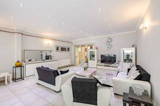 <p><span>Deze ruime stadswoning is gunstig gelegen nabij het stadscentrum en biedt tal van mogelijkheden dankzij haar praktische indeling en royale woonoppervlakte. Op het gelijkvloers vindt u een ruime living, een keuken met aansluitende veranda, een badkamer en een handige berging. Vanuit de veranda heeft u rechtstreeks toegang tot de ruime stadstuin, een aangename buitenruimte waar u in alle rust kunt genieten.</span></p><p><span> </span></p><p><span>De eerste verdieping beschikt over een ruime slaapkamer, een tweede keuken en een tweede badkamer. Deze indeling biedt extra flexibiliteit en maakt de woning geschikt voor grotere gezinnen, samengestelde gezinnen of wie nood heeft aan extra woonruimte.</span></p><p><span> </span></p><p><span>Op de dakverdieping bevinden zich nog twee volwaardige slaapkamers.</span></p><p><span> </span></p><p><span>Dankzij de combinatie van 3 slaapkamers, 2 keukens, 2 badkamers, een veranda en een ruime stadstuin vormt deze woning een unieke opportuniteit voor wie op zoek is naar een ruime gezinswoning in de stad, met alle voorzieningen, winkels, scholen en openbaar vervoer binnen handbereik.</span></p><p><span> </span></p><p><span>Voor meer informatie of een bezoek contacteert u Timothy van Immo Zone op 0474/ 41. 28. 40.</span></p><p><span> </span></p><p><span> </span></p>