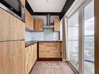 Tel: 0493 06 24 16 Email: clara.jacquy@weinvest.be<br /><br />We Invest biedt u exclusief deze gemeubelde studio van 30 m² aan, gelegen op de bovenste verdieping van een gebouw met 25 verdiepingen en met een uitzonderlijk panoramisch uitzicht over Brussel.<br /><br />Dankzij de hoge ligging geniet de studio van veel natuurlijk licht en een vrij uitzicht, nog versterkt door de ligging op de bovenste verdieping. Een balkon dat langs de woonkamer en keuken loopt, laat u bovendien optimaal genieten van dit uitzicht.<br /><br />De studio bestaat uit een inkomhal met bergruimte, een ruime en lichtrijke leefruimte, een volledig uitgeruste keuken, een slaaphoek, een douchekamer en een afzonderlijk toilet.<br /><br />Het gebouw beschikt over een lift.<br /><br />De ligging is bijzonder praktisch, met tal van openbaarvervoermogelijkheden (tram, bus en metro) en winkels in de nabije omgeving.<br /><br />Vanuit de buurt bereikt u ook gemakkelijk de Heizelvlakte, met onder andere het Atomium, het Park van Laken, het Ossegempark en Kinepolis.<br /><br />Provisie voor de gemeenschappelijke kosten: € 100/maand (onderhoud van de gemeenschappelijke delen en provisies voor warm en koud water en verwarming)<br />EPB: D<br /><br />Ontdek meer exclusieve panden op www.weinvest.be!