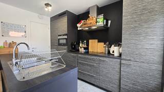 <p><span>Magnifique appartement moderne au cur de Bruxelles</span></p><p><span> </span></p><p><span>Ce récent appartement moderne se compose d'un hall d'entrée avec vestiaire et toilettes séparées, d'un spacieux séjour très lumineux avec cuisine ouverte ainsi que d'un débarras séparé. L'espace de vie donne accès à une terrasse orientée plein sud.</span></p><p><span> </span></p><p><span>L'appartement comprend également deux chambres ainsi qu'une salle de bains équipée d'un double lavabo, d'une baignoire et de toilettes.</span></p><p><span> </span></p><p><span>Vous bénéficierez d'un emplacement idéal, à quelques pas de plusieurs supermarchés, écoles, restaurants et transports en commun.</span></p><p><span> </span></p><p><span>Les charges communes sont facturées sous forme de forfait.</span></p><p><span> </span></p><p><span>Ne manquez pas cette opportunité ! Contactez-nous dès aujourd'hui.</span></p><p><span> </span></p><p><span>Découvrez toutes nos offres sur <span>www.ap-p.be</span></span><span>.</span></p>