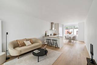 <p><span>Ontdek dit hoogwaardig gerenoveerde appartement in de gegeerde Unitas-tuinwijk, vlak bij het groene Boekenbergpark. Hier woont u in een rustige, residentiële omgeving waar het beste van twee werelden samenkomt: groen en stilte rondom u, terwijl winkels, openbaar vervoer en TC Ter Rivieren op wandelafstand liggen en het centrum van Antwerpen vlot bereikbaar blijft.</span></p><p><span>De aangename leefruimte verwelkomt u met de warme uitstraling van de volharde eikenparket en vormt samen met de open keuken het hart van het appartement. Het kookeiland sluit er naadloos op aan en creëert een gezellige plek voor een rustig ontbijt, een snelle koffie of een aangenaam samenzijn. Aan de straatzijde is bovendien een praktische werkplek voorzien, ideaal als thuiskantoor. </span></p><p><span>Vanuit de leefruimte stapt u zo het dakterras op, waar een groene, rustieke buitenruimte u uitnodigt om even te vertragen. Een heerlijke plek voor een rustig moment of een aperitief bij valavond.</span></p><p><span>Achteraan ligt de ruime slaapkamer, bewust weg van de straat en daardoor heerlijk rustig. Er is plaats voor een volwaardige dressingkast, terwijl de hedendaags afgewerkte badkamer comfort en kwaliteit combineert met keramische tegels, een ruime inloopdouche en een dubbel lavabomeubel.</span></p><p><span>Ook praktisch is dit appartement goed uitgerust: het gebouw beschikt over een gemeenschappelijke fietsenberging en het appartement heeft twee privatieve kelderbergingen.</span></p><p><span>Bijzonderheden</span></p><ul><li><span>Kwalitatief gerenoveerd</span></li><li><span>Gelegen in de geliefde Unitas-tuinwijk</span></li><li><span>Kleinschalige mede-eigendom</span></li><li><span>Lage gemeenschappelijke kosten</span></li><li><span>Nabij Boekenbergpark en TC Ter Rivieren</span></li><li><span>Vlotte verbinding met Stad Antwerpen</span></li></ul><p><span> </span></p><p><span>Bent u op zoek naar een instapklaar appartement waar comfort, karakter en groen samenkomen? Contacteer ons via <span>thomas.onzia@urbainvastgoed.be</span></span><span> of 03 501 97 16 voor meer informatie of een bezoek.</span></p><p><span> </span></p><p><span>Stedenbouwkundige inlichtingen en bodemattest in aanvraag.</span><span> </span></p><p><span> </span></p>