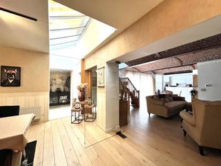 <strong>Huurprijs 880€/maand</strong> - geen syndic - geen lift<br />Beschikbaar vanaf 1 november 2026<br />Ruim luxeappartement in het centrum van Izegem met <strong>2 zonneterrassen</strong>. Via de inkomhal met gastentoilet en vestiaire komt men in de open leefruimte met schuifraam naar het terras. De keuken is mooi afgewerkt met een <strong>marmer werkblad en een eethoek </strong>die tevens toegang geeft tot het <strong>terras</strong>. <br />Aansluitend op de keuken bevindt zich de <strong>berging en de koelcel</strong>. <br />Een tweede deel van de leefruimte is afgesloten en kan eventueel als bureau gebruikt worden. <br />Op de tweede verdieping van het appartement bevinden zich <strong>3 slaapkamers</strong> en een <strong>ruime badkamer met bad en douche</strong>. Een <strong>apart toilet </strong>is ook hier voorzien. Het tweede <strong>private terras</strong> sluit zich aan op 1 van de slaapkamers. <br />Praktisch is ook de <strong>garage</strong> op het gelijkvloers en dit pal in het centrum van Izegem wat ervoor zorgt dat u nooit parkeerproblemen heeft!