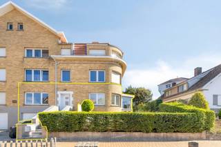 Dans un emplacement particulièrement central à De Panne, à seulement quelques minutes à pied de la plage, de la promenade et du centre-ville, se trouve cet appartement spacieux dans la petite Résidence Gimini.<br /><br />L'appartement est situé au rez-de-chaussée surélevé et bénéficie à l'avant d'une vue agréable et dégagée sur la place Jeanne d’Arc. Avec une superficie habitable d'environ 93 m², ce bien offre également un espace extérieur exceptionnel : un jardin privé de pas moins d'environ 240 m², un atout majeur sur la côte.<br /><br />L'agencement comprend un espace de vie spacieux et lumineux, une cuisine séparée avec un cellier attenant et un accès direct au jardin, deux chambres à coucher de taille normale dont une avec vue sur le jardin, une salle de bain avec douche à l'italienne et lavabo, ainsi qu'un toilette séparé. Par l'escalier, vous accédez au sous-sol, où se trouvent une vaste cave et un garage intégré. Tant la cave que le garage sont inclus dans le prix de vente.<br /><br /><strong>Atouts :</strong>
<ul>
	<li>Jardin privé exceptionnellement spacieux d'environ 240 m²</li>
	<li>Emplacement de choix à distance de marche de la plage et du centre</li>
	<li>Deux chambres à coucher de taille normale</li>
	<li>Garage intégré et cave inclus</li>
	<li>Petite résidence</li>
	<li>Fenêtres en PVC avec double vitrage</li>
</ul>
<br />Un bien particulièrement intéressant pour ceux qui recherchent un appartement spacieux avec un jardin exceptionnel et une garage, ainsi qu'un emplacement idéal près de tout ce que De Panne a à offrir.