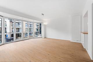 <strong>Gerenoveerd appartement met 1 slaapkamer</strong><br />
<p>Op zoek naar een appartement op een toplocatie in De Panne? Dit charmante 1-slaapkamerappartement bevindt zich in een kleinschalige residentie. Gelegen in het hart van De Panne, op enkele meters van het marktplein en op wandelafstand van de zee en duinen, is dit de ideale uitvalsbasis.<br /> </p>
<p><strong>Indeling</strong><br />Het appartement bestaat uit een zongerichte woonkamer met open keuken, een nachthal die toegang geeft tot een apart toilet, een ruime slaapkamer met toegang tot een terras en een badkamer met inloopdouche.<br /> </p>
<strong>Troeven</strong><br /><br />- Recent gerenoveerd<br />- Te huur op jaarbasis<br />- Dichtbij de zee en duinen<br /><br />Interesse?<strong> </strong>Neem gerust contact met ons op voor meer informatie of een bezichtiging.<br /><strong>Contact: </strong>Soraya: soraya@servimoholidays.be / 058/22.41.70