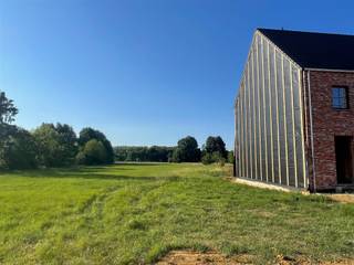 <br /><br /><p>Au centre de Tielt-Winge, à proximité de nombreuses commodités telles que des écoles, les transports en commun, des installations sportives, des commerces, des médecins, etc., vous trouverez ce terrain à bâtir plat (lot 4) idéalement situé, sans restriction de construction.<br />L'espace ouvert derrière ce terrain à bâtir est une zone agricole et naturelle, ce qui garantit un calme absolu et une vue magnifique et durable.<br />La parcelle mesure 11 m de large et 50 m de profondeur ; elle permet la construction d'une maison en demi-ouvert sur deux niveaux avec un toit en pente (aucune obligation de construire !!) avec une façade de 8 m de large et une profondeur de 15 m au rez-de-chaussée et de 12 m à l'étage.<br />En achetant ce terrain à bâtir, vous pouvez commencer la construction pratiquement tout de suite ou encore attendre (quelques) années, puisqu’il n’y a aucune obligation de construire.</p><p>Cela vous intéresse ? Ou souhaitez-vous simplement obtenir plus d'informations ? Contactez notre agente immobilière Sally : sally@connect-immo.be </p>