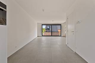Sint-Jozef is een kleinschalig project gelegen in de Oude Stationsstraat te Herne. Het vroegere schoolgebouw is omgetoverd tot een harmonieus geheel van tijdloze woningen en appartementen!
Voor de bouw en afwerking van alle wooneenheden wordt gebruik gemaakt van kwalitatieve en duurzame materialen.
In deze rustige, landelijke omgeving leeft u verbonden met de natuur terwijl ook handelszaken en openbaar vervoer zich op wandelafstand bevinden.
Indeling: Eerste verdieping: inkomhal (2m²), toilet (1,30m²), berging/wasplaats (3,90m²), leefruimte met open keuken voorzien van een inductie kookplaat, dampkap, koelkast, enkele lavabo, combi-oven en vaatwasmachine (38,60m²) met aansluitend het zuid gericht terras (3,80m²). 2de verdieping: nachthal (4,80m²), badkamer met dubbele lavabo en inloopdouche (5,40m²), slaapkamer 1 (15,30m²) en slaapkamer 2 (12,80m²). Het appartement werd reeds volledig professioneel geschilderd en voorzien van verlichting.
In de ruime gemeenschappelijke tuin kan je genieten van een oase aan rust. Er is 1 autostaanplaats en een handige buitenberging in de huurprijs inbegrepen. De driemaandelijkse forfaitaire lasten bedragen 85EUR. Deze omvatten het onderhoud van de gemeenschappelijke delen en het verbruik van elektriciteit en water in de gemeenschap. Vrij vanaf 15/09/2026!
Indien u graag een bezoek wenst, aarzel niet ons te contacteren op affligem@immoaccenta.be