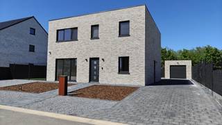ID 7694200: Instapklare,vrijstaande nieuwbouwwoning (200m²!) met aparte garage. Gelegen in rustige verkaveling nabij winkelcentrum,scholen, openbaar vervoer (incl.treinstation) , de charmante jachthaven en groene fiets-en wandelgebieden. Wordt volledig met hoogwaardige materlialen afgewerkt én op korte termijn opgeleverd. Bovendien unieke mogelijkheid om aan te kopen onder 2% registratierechten (onder voorwaarden) ipv 21% BTW. Voor snelle beslissers. Tel voor info, uw makelaar van Leopoldsburg Yannick Martinet 011/76 76 76