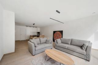 Op de hoek van de Kortrijkstraat en de Harelbeekstraat, vind je residentie Sint-Amandus: een prachtig nieuwbouwproject met 23 appartementen en 2 handelsruimtes. - Reeds 50% verkocht! - Dankzij de centrale ligging vlak bij de markt geniet je hier van alle voorzieningen binnen handbereik – van bakker en slager tot gezellige eetgelegenheden en winkels.<br /><br />De appartementen zijn ruim, licht en afgewerkt met duurzame kwaliteitsmaterialen. Grote raampartijen zorgen voor overvloedig daglicht en geven uit op een prachtige, groene binnentuin. De zonnige terrassen (tot wel 36 m²) bieden een heerlijke plek om te ontspannen met zicht op deze oase van rust.<br /><br /><br />Enkele sterke troeven:<br />- afwerking volledig naar eigen smaak en voorkeur<br />- energiezuinig en duurzaam<br />- mogelijkheid tot aankoop van een ondergrondse autostaanplaats met laadpunt<br />- winkels en faciliteiten op wandelafstand<br />- prachtige binnentuin als groene long<br /><br />✨ Bovendien kan je bij aankoop van dit appartement genieten van het verlaagde btw-tarief van 6% – een unieke kans om betaalbaar te investeren in kwalitatief wonen!<br /><br />Reserveer nu één van de laatste plaatsen:<br />📞 Guido – 0475 70 36 19
