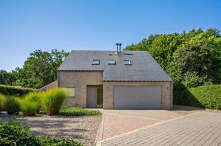 <p><span>Op een uiterst residentiële en rustige locatie nabij het meer- en golfdomein van Keerbergen bevindt zich deze perfect instapklare villa uit 1990, met maar liefst 330 m² bewoonbare oppervlakte op een royaal perceel van 2.289 m². </span></p><p><span> </span></p><p><span>De woning werd afgewerkt met kwalitatieve materialen en steeds uitstekend onderhouden. </span></p><p><span>Op het gelijkvloers bevinden zich een inkomhal met toilet, een ruime en lichtrijke leefruimte met eetkamer en veranda, een functionele keuken met berging, bureau en dubbele garage. </span></p><p><span>Boven zijn er vier royale slaapkamers, een badkamer met ligbad, een afzonderlijke douchekamer en berging, aangevuld met een vijfde slaapkamer op de bovenste verdieping. </span></p><p><span> </span></p><p><span>Buiten geniet u van een zonnige tuin, een ruim terras en een verwarmd zwembad met prachtig zicht op het omliggende groen. </span></p><p><span>De woning is bovendien energiezuinig dankzij zonnepanelen en een thuisbatterij, is asbestveilig en beschikt dankzij de dubbele garage en ruime oprit over ruime parkeermogelijkheden. </span></p><p><span>Een ideale gezinsvilla die ruimte, comfort, privacy en een uitstekende residentiële ligging combineert. </span></p>