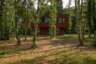Op een rustige en groene locatie in het geliefde woonbos van Essen-Wildert verrijst deze stijlvolle, hedendaagse nieuwbouwwoning waar ruimte, comfort en energiezuinig wonen perfect samenkomen.<br /><br />De woning is volledig onderkelderd en biedt een uitzonderlijke hoeveelheid extra ruimte. In de kelder bevinden zich een technische ruimte, een praktische berging en twee ruime multifunctionele ruimtes die volledig naar eigen wens kunnen worden ingericht als hobbyruimte, fitness, thuisbureau, speelkamer of extra opslag.<br /><br />Via de inkomhal met gastentoilet komt u in de lichtrijke leefruimte, waar keuken, eetplaats en zithoek naadloos in elkaar overvloeien. Dankzij de grote raampartijen geniet u van een aangename lichtinval en een mooi contact met de tuin, wat zorgt voor een open en ruimtelijk gevoel.<br /><br />Op de eerste verdieping bevinden zich drie slaapkamers, een badkamer en een apart toilet. De indeling werd zorgvuldig ontworpen met aandacht voor comfort, rust en functionaliteit.<br /><br />Ook op vlak van duurzaamheid voldoet deze woning volledig aan de hedendaagse normen. Zo is de woning uitgerust met een warmtepomp, zonnepanelen en een regenwaterrecuperatiesysteem, wat resulteert in een energiezuinige en toekomstgerichte woonbeleving.<br /><br />Een absolute troef van deze woning is de mogelijkheid om de afwerking volledig naar eigen smaak te personaliseren. De eigenaar voorziet aantrekkelijke budgetten voor onder meer de keuken, badkamer en vloerafwerking, waardoor u de vrijheid krijgt om materialen, kleuren en afwerkingen te kiezen die perfect aansluiten bij uw eigen woonstijl en wensen. Zo creëert u een woning die volledig uw persoonlijke toets draagt, zonder de voordelen van een kwalitatieve nieuwbouw uit het oog te verliezen.<br /><br />De verkoop gebeurt deels onder registratierechten (grondaandeel: €225.000) en deels onder het BTW-stelsel (constructieaandeel: €410.000).<br /><br />De woning is heel rustig gelegen in het woonbos van Essen-Wildert!