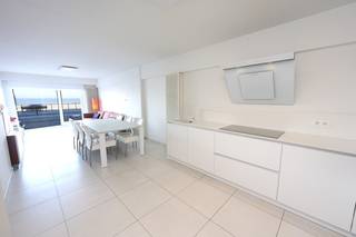 Op zoek naar een instapklaar appartement met adembenemend zeezicht? Ontdek dit prachtig gerenoveerd gelijkvloers appartement in het hart...