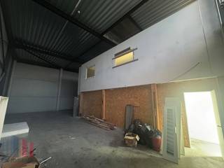Fantastisch gelegen KMO-unit van 192 m² te huur in de industriezone van Machelen. Op slechts 850 m rijafstand van de <strong>R0 </strong>en nabij de bedrijvige Woluwelaan (R22). Bovendien vlotte ontsluiting naar de E19 (Machelen) en de E40 (Zaventem).<br /><br />De beschikbare ruimte omvat een magazijn van 120 m² met een vrije hoogte van 6 meter. Daarnaast beschikt het magazijn over een polybetonvloer en is toegankelijk via een automatische sectionaalpoort met een afzonderlijke toegangsdeur. De KMO-unit is voorzien van een instapklare kantoorruimte van 72 m² met een kitchenette en sanitaire voorziening. Tevens zijn er 2 privatieve parkeerplaatsen aanwezig. <strong>Onmiddellijk beschikbaar!</strong><br /><br />Heeft u interesse of wenst u graag meer details over dit aanbod? Neem contact op met <strong>Emanuël </strong>voor bijkomende (technische) inlichtingen, plannen of een vrijblijvend plaatsbezoek via <strong>0477 30 40 05</strong>.