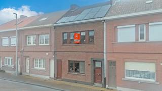 Welkom in deze ruime rijwoning met een warme uitstraling en eindeloos potentieel, gelegen in een rustige doodlopende straat die uitloopt op...