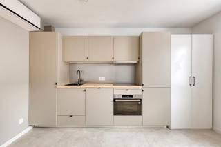 <span><strong>**Vraag uw brochure op/bezoek aan**</strong></span><br /><br />Op een steenworp van het centrum van Leuven kan je dit opbrengstpand met 5 vernieuwde studio's terugvinden. We bevinden ons dus in de begeerde omgeving van Gasthuisberg en ook een vlotte bereikbaarheid met het openbaar vervoer en een aansluiting op tal van verbindingswegen. Kortom zitten we op een toplocatie met allerlei faciliteiten in de buurt!<br /><br />Alle studio's zijn bemeubeld en beschikken over een volledig geïnstalleerde keuken, privatieve badkamer en enkele beschikken over een privatieve buitenruimte. Kortom, deze studio's bieden alles voor jong professionals en studenten op zoek naar een comfortabele woonplek op de stadsgrens.<br /><br />UNIT 00.01: Studio gelijkvloerse verdieping (25,85 m2), privatieve keuken, badkamer, aparte slaapruimte en privatief terras.<br />UNIT 00.02: Studio gelijkvloerse verdieping (28,63 m2) achterzijde, privatieve keuken, badkamer en privatief terras.<br />UNIT 00.03: Studio gelijkvloerse verdieping (23,76 m2) achterzijde, privatieve keuken, badkamer, aparte slaapruimte en privatief terras met uitzicht op groen.<br />UNIT 01.01: Studio eerste verdieping (25,66 m2), privatieve keuken, badkamer en aparte slaapkamer.<br />UNIT 02.01: Studio tweede verdieping (22,31 m2), privatieve keuken, badkamer en aparte slaapkamer. <br /><br /><span><strong>Op zoek naar een investering met onmiddellijk rendement? Dan ben je hier op het juiste adre</strong></span>s!<br /><br /><span><strong>Interesse? Vraag je brochure op en plan uw bezoek in met onze Expert Investeringsvastgoed: jack@connect-immo.be of 0495 53 46 49</strong></span><br /><br />EPC 00.01: 30 kWh/m² - 3535116<br />EPC 00.02: 49 kWh/m² - 3535173<br />EPC 00.03: 26 kWh/m² - 3535383<br />EPC 01.01: -12 kWh/m² - 3535253<br />EPC 02.01: 14 kWh/m² - 3535220