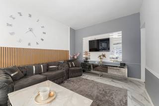 <p>Charmante hoekwoning in het centrum van Hamme, rustig gelegen en vlak bij winkels, scholen en openbaar vervoer.</p>
<p>Deze grotendeels gerenoveerde gesloten bebouwing combineert een centrale ligging met aangenaam wooncomfort. De woning is instapklaar en geniet van veel natuurlijke lichtinval, wat zorgt voor een open en aangename sfeer. Dankzij de praktische indeling en de drie slaapkamers is dit huis ideaal voor gezinnen, koppels of wie op zoek is naar extra ruimte. Gelegen in een residentiële omgeving, woon je hier rustig terwijl alle voorzieningen van het centrum binnen handbereik liggen. Bovendien beschikt de woning over een gunstig EPC-label C.</p>
<p>• Lichtrijke grote woonkamer met aangename leefruimte<br />• Functionele keuken uitgerust met keramische kookplaat, oven, dampkap en enkele spoelbak<br />• Apart toilet met handenwasser<br />• Praktische ruime berging met aansluiting voor wasmachine en droogkast<br />• Drie volwaardige slaapkamers<br />• Badkamer met inloopdouche, toilet en spoelbak</p>
<p>• Centraal, doch rustig gelegen in Hamme<br />• Grotendeels gerenoveerde en instapklare woning<br />• Veel natuurlijk lichtinval in de leefruimtes en plaats voor een home desk in te richten in de inkomhal</p>
<p>Neem vandaag nog contact op met je ERA-makelaar voor een bezoek. JOUW DROOMHUIS. ZO GEVONDEN!</p>
