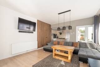 Deze woning in Maldegem biedt heel wat potentieel voor wie op zoek is naar een huis met ruimte, een grote tuin en de mogelijkheid om verder op te frissen naar eigen smaak. De halfopen bebouwing beschikt over een perceel met een zonnige tuin van maar liefst 1.019 m² en meerdere bergingen, ideaal voor hobby, stockage of fietsen. Dankzij de 16 aanwezige zonnepanelen, centrale verwarming op gas en het EPC-label B geniet u van een energiezuinige basis. De woning telt momenteel 2 slaapkamers met de mogelijkheid om later een derde slaapkamer te creëren. Bovendien bevindt het huis zich nabij scholen, openbaar vervoer, invalswegen en andere voorzieningen.
<p>•<strong> Inkomhal met toegang tot de leefruimtes<br />• Woonkamer met kachel en aangename lichtinval<br />• Functionele keuken met praktische indeling<br />• Badkamer uitgerust met inloopdouche, ligbad, toilet en wastafel in meubel<br />• Apart toilet met handenwasser<br />• 2 slaapkamers<br />• Ruime tuin met terras<br />• Meerdere bergingen voor extra opslagruimte<br />• Oprit met parkeermogelijkheden<br />• Zolder met extra potentieel<br />• EPC B, centrale verwarming op gas en 16 zonnepanelen<br />• Mogelijkheid om een derde slaapkamer te creëren</strong></p>
<p><strong>JOUW DROOMHUIS. ZO GEVONDEN!</strong></p>