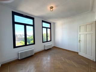 <p><span><span>Charmant appartement prêt à emménager, idéalement situé à Anvers ! Ce magnifique appartement rénové, situé au deuxième étage, se trouve au 52 Isabellalei (2018 Anvers). L'immeuble a été récemment rénové et dispose de nouvelles fenêtres ainsi que d'une cuisine moderne flambant neuve. L'appartement comprend une chambre spacieuse et une salle de bains avec WC. Grâce aux hauts plafonds et aux grandes pièces, vous profiterez ici d'une agréable sensation d'espace. De plus, la lumière abondante crée un cadre de vie chaleureux et lumineux. L'emplacement est un atout indéniable : central et facilement accessible, avec de nombreux commerces, transports en commun et commodités à proximité. L'appartement est situé sur la façade de la Belgielei, avec une entrée donnant sur l'Isabellalei. En bref, un appartement idéal pour ceux qui souhaitent vivre confortablement et avec style dans un emplacement de choix !</span></span></p>