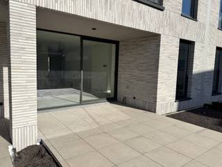 Welkom in dit nieuwbouw energiezuinig gelijkvloersappartement welke deel uitmaakt van project NOVUS te Bonheiden, gelegen op een unieke locatie in centrum Bonheiden.Het appartement omvat 2 slaapkamers, badkamer met inloopdouche, WC, wasplaats en living met ingerichte open keuken welke uitgeeft op het terras.Verder beschikt het appartement over een gemeenschappelijke fietsenberging, zonnepanelen en is er de mogelijkheid tot huren van een autostaanplaats met aansluitende berging.(+75euro/maand)