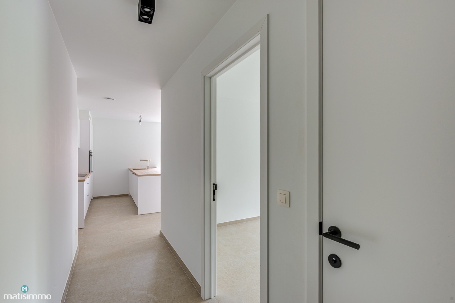 NIEUWBOUWAPPARTEMENT MET 2 SLAAPKAMERS, OVERDEKT TERRAS EN ONDERGRONDSE AUTOSTAANPLAATS NABIJ HET CENTRUM VAN TONGEREN - foto 2