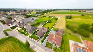 <p><span><span>In de <strong>Molenstraat te Boezinge</strong> bevindt zich deze bijzonder klassevolle villa waar ruimte, kwaliteit en wooncomfort centraal staan. Gelegen op een prachtig <strong>zuidwestgericht perceel van maar liefst 2.702 m² </strong>en met <strong>een indrukwekkende bruikbare vloeroppervlakte van 359 m²</strong>, biedt deze eigendom alles wat hedendaags en comfortabel wonen verlangt.<br />Hier woont u in alle rust, <strong>omgeven door groen</strong>, met een vlotte verbinding op slechts 10 minuten van het centrum van Ieper en de belangrijkste invalswegen. Zo geniet u van een perfecte balans tussen landelijke sereniteit en stedelijke voorzieningen binnen handbereik.<br />De woning werd afgewerkt met <strong>hoogwaardige en stijlvolle materialen</strong>, zorgvuldig gekozen onder begeleiding van een interieurarchitecte. Het resultaat is een harmonieus geheel met oog voor detail, licht en leefkwaliteit.<br />Het ruime, zonnige terras maakt het plaatje compleet en nodigt uit tot genieten in alle privacy.<br />De tuin vormt een mooie, groene omlijsting in het verlengde van de woning.<br /><br /><strong><u>Rondleiding</u></strong><br />Via de ruime inkomhal wordt u verwelkomd in een elegante ontvangstruimte/bureau. Verder vindt u er een gastentoilet.<br />Daarna betreedt u de lichtrijke leefruimte en de uiterst gezellige salon die voorzien is van een moderne gashaard/cassette, terwijl u uitkijkt op de landelijke tuin. U kunt er letterlijk de schaapjes tellen.<br />De keuken sluit naadloos aan op de leefruimte en wordt aangevuld met een praktische wasruimte en koele berging. De dubbele garage biedt ruim plaats voor wagens, fietsen en extra stockage.<br />Op de verdieping bevinden zich drie volwaardige slaapkamers, waaronder een master bedroom met dressing. De badkamer is uitgerust met een douche, jacuzzi en dubbele lavabo. Daarnaast is er nog een apart toilet, een grote bureau met afzonderlijke berging, extra bergruimte én nog een zoldergedeelte.<br />Een woning die ruimte biedt voor zowel comfortabel gezinsleven als professioneel gebruik (bureau/praktijk aan huis).<br /><br /><u><strong>Afwerking &amp; voorzieningen</strong></u></span></span></p>

<ul>
	<li><span><span>Massieve parketvloer in de salon;</span></span></li>
	<li><span><span>Ingebouwde airco’s doorheen de volledige woning;</span></span></li>
	<li><span><span>Vloerverwarming in het woongedeelte met extra radiatoren voor het tussenseizoen;</span></span></li>
	<li><span><span>Condensatieketel op gas;</span></span></li>
	<li><span><span>Nieuwe zonneboiler;</span></span></li>
	<li><span><span>Laadpaal voor elektrische wagen;</span></span></li>
	<li><span><span>Waterverzachter;</span></span></li>
	<li><span><span>Regenwaterput van 10.000 liter;</span></span></li>
	<li><span><span>Ingebouwde Bose muziekinstallatie;</span></span></li>
	<li><span><span>Ingebouwde maatkasten;</span></span></li>
	<li><span><span>Nieuwe Velux-ramen;</span></span></li>
	<li><span><span>Zonnewering;</span></span></li>
	<li><span><span>Dubbele garage;</span></span></li>
</ul>

<p><u><span><span><strong>Troeven van de woning</strong></span></span></u></p>

<ul>
	<li><span><span>Klassevolle villa met hoogwaardige afwerking;</span></span></li>
	<li><span><span>359 m² bruikbare vloeroppervlakte;</span></span></li>
	<li><span><span>Zuidwestgericht perceel van 2.702 m²;</span></span></li>
	<li><span><span>3 slaapkamers, waaronder master met dressing;</span></span></li>
	<li><span><span>Energiezuinige en toekomstgerichte voorzieningen;</span></span></li>
	<li><span><span>Instapklaar en uitstekend onderhouden;</span></span></li>
	<li><span><span>Ideaal voor combinatie wonen/werken.</span></span></li>
</ul>

<p><span><span>Maak nu uw afspraak op het nummer 051/50 11 51 of mail naar info@diksimmo.be en ontdek dit uniek pand te Ieper.</span></span></p>
