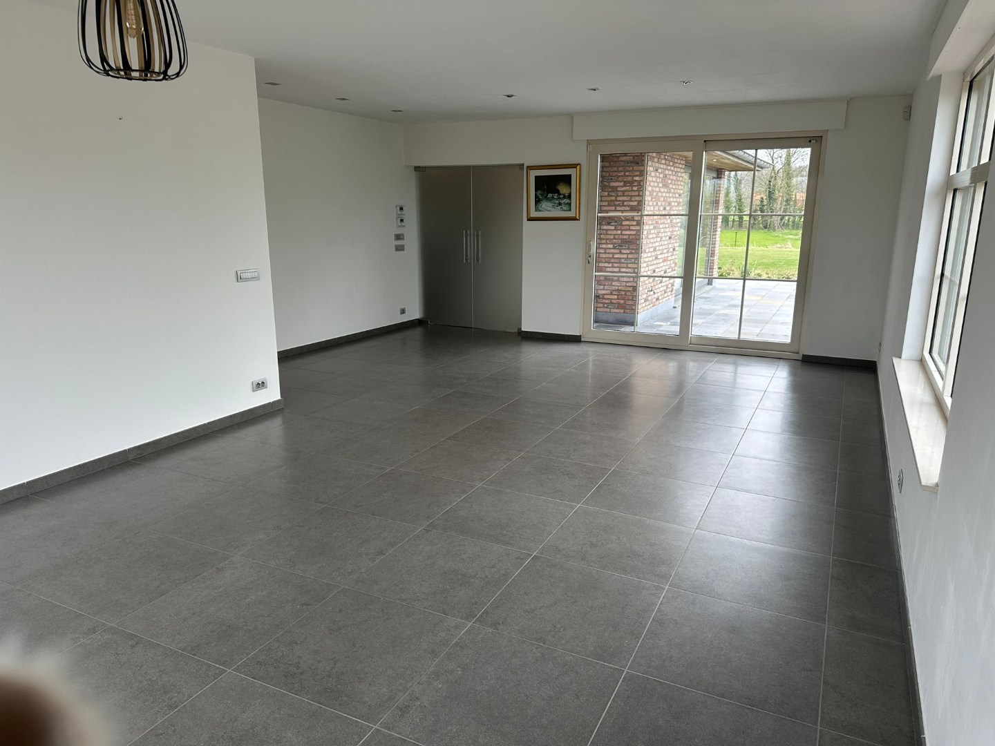 Alleenstaande woning met 3 slaapkamers, 3 garages en veel parkeermogelijkheid! - foto 4
