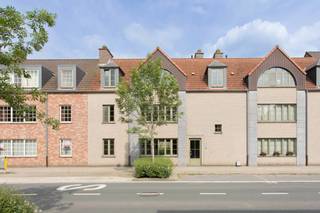 <p>Recent appartement met lift, terras en twee autostaanplaatsen te Kalmthout-Achterbroek! Het energiezuinige appartement bevindt zich op de eerste verdieping en bevat o.a. een lichtrijke leefruimte met kwalitatieve keuken, twee slaapkamers, een ingerichte badkamer, een groot terras en een dubbele autostaanplaats! EPC 103 (label B)</p>
