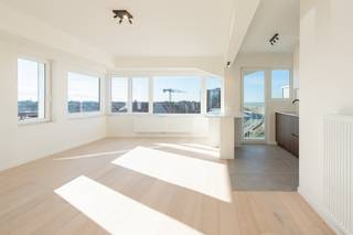 Dit subliem appartement te koop is gelegen op de 5de verdieping van Residentie Beau Soleil te Oostende - Mariakerke. Door de hoekligging geniet u vanuit elke ruimte van een prachtig open uitzicht op zee en/of het hinterland. Indeling: - inkomhal- leefruimte gelegen op de hoek- open geïnstalleerde keuken- terrasje (2m²) met fantastisch zeezicht - berging voorzien van aansluiting voor wasmachine- badkamer voorzien van een inloop regendouche en badkamermeubel met spiegelkast- slaapkamer 1- slaapkamer 2 met aansluitend terrasje - extra kamer op de 6de verdieping (10m²)- afzonderlijk toilet Bovendien beschikt u over een privatieve kelderberging. Pluspunten: - gerenoveerd en instapklaar- 2 terrasjes- positieve elektrische keuring - EPC label B- hoekappartement met de hele dag zon- Prachtig open zijdelings zeezicht- vrij zicht op het hinterland- asbestveiligBent u op zoek naar een appartement met een open zicht? Dan is dit wat u zoekt! Vraag snel een bezichtiging ter plaatse aan.