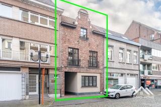 Deze karaktervolle woning in hartje Lokeren is momenteel opgedeeld in twee wooneenheden. Op het gelijkvloers is er een mooie studio ingericht, bestaande uit een ruime living met open keuken en een slaapkamer met on-suite badkamer. Een groot schuifraam biedt toegang tot een leuke stadstuin. In de twee verdiepingen erboven vinden we een mooi duplexappartement, bestaande uit een aangename en ruime leefkeuken (met toegang tot een ruim terras) en een gezellige living aan de straatkant. Tussenliggend is er voorzien in een apart toilet en een badkamer met een ligbad. De enige slaapkamer is ingericht op de bovenste verdieping, waar we ook een handige wasplaats terugvinden. Het gehele gebouw is recent gerenoveerd en perfect instapklaar. Bezoekdag:31/10 Inschrijven via mail naar tommy@immo-home.be, geen telefonische inschrijvingen! Volg ons op Fb en Insta. Voor meer info: www.immo-home.be. GRATIS SCHATTING & GRATIS FINANCIEEL ADVIES