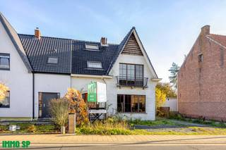 Instapklare woning in de dorpskern van Westmeerbeek.De woning werd volledig energetisch gerenoveerd en bevindt zich in goede staat van onderhoud. Bij...