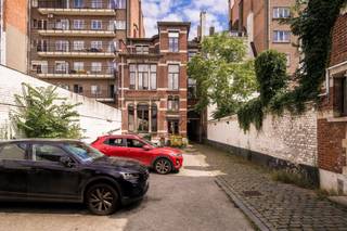 <p><span>HOTEL DE MAITRE D’EXCEPTION mixte (bureau et logements) situé à deux pas de l’avenue Louise et de la place du Châtelain :</span></p><p><span> </span></p><p><span>Ce bien exclusif (terrain de +/- 7a20) est équipé d'une cour, d'emplacements de parking et d'anciennes écuries et offre de nombreuses possibilités (plus de 850 m2).</span></p><p><span> </span></p><p><span>Doté d’une remarquable façade signée par un architecte de renom, l’hôtel (+/- 1901) dont le caractère d'origine a été préservé se compose comme suit :</span></p><p><span>Rdc :</span><span> Hall d'entrée, cage d'escalier en chêne avec vitraux, salle de réunion +/- 55 m2 (colonnes et cheminée en marbre, lambris en marqueterie, moulures, parquet), bureau +/- 39m2, local conciergerie +/- 8m2, cuisine +/- 9m2</span></p><p><span>Entresol :</span><span> Espace sanitaires</span></p><p><span>1°étage :</span><span> Vaste palier, bureaux de direction +/- 28 m2 & 26 m2 (moulures, parquet, ...) avec balcons, bureau +/-13 m2, salle de réunion et bureau +/- 70 m2</span></p><p><span>2° étage : </span><span>Beau plateau destiné au logement (à aménager) </span></p><p><span>Mansarde :</span><span> Belle surface de +/- 130 m2</span></p><p><span>Sous-sol :</span><span> Bel espace +/- 54 m2 avec cour anglaise et escalier extérieur, local chaufferie, caves, locaux compteurs</span></p><p><span>Valorisation possible (bureau ou logement) d'une partie du sous-sol et du comble moyennant l'obtention d'un permis d'urbanisme</span></p><p><span>Chaudière à condensation au gaz - Alarme - Volets - Toiture isolée - Contrôle de l'installation électrique en cours - ... .</span></p><p><span> </span></p><p><span>Les abords comptent 8 emplacements de parking.</span></p><p><span> </span></p><p><span>Les anciennes écuries, </span><span>bâtiments réunis en U autour d'un préau,</span><span> se composent d'une charmante maison 3 chambres (PEB G - 117 m2) et d'une zone archive (+/- 77 m2) - entrepôt (+/- 34m2).</span></p><p><span> </span></p><p><span>À découvrir !</span></p><p><span> </span></p><p><span>Informations non contractuelles</span></p><p><span>Offre valable sous réserve d'acceptation des vendeurs</span></p><p><span> </span></p><p><span> </span></p>